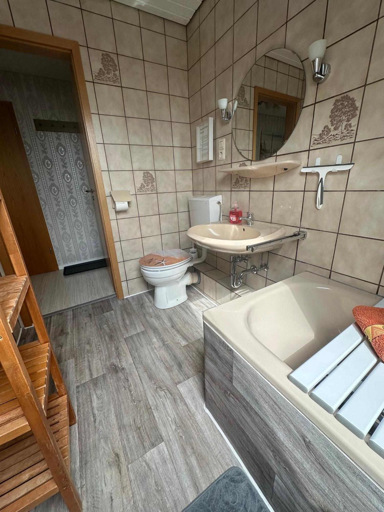 Rosenhaus Esens - Wohnung Backbord Kültér fotó
